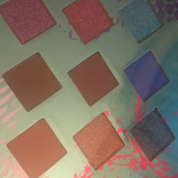 Living in Color Eye Shadow Palette - Picture 4 of 4